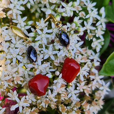 Orecchini con diamanti neri e corallo