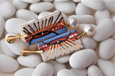 Orecchini a clip con perla e ceramica dipinta a mano con oro puro