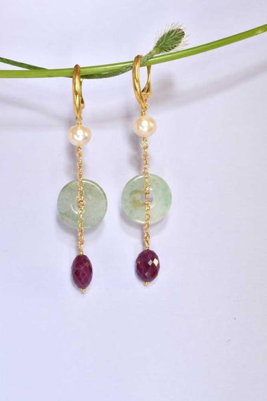Orecchini pendenti con rubini giada e perle d'acqua dolce