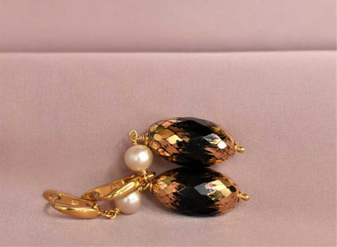 Orecchini pendenti con perle Akoya e onice dipinto oro 24k