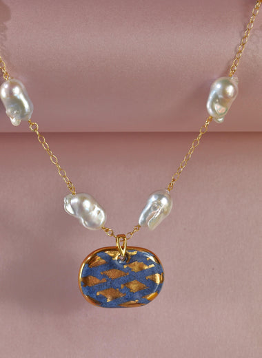 Collana con perle barocche e ceramica dipinta a mano pied de poule con oro 24k
