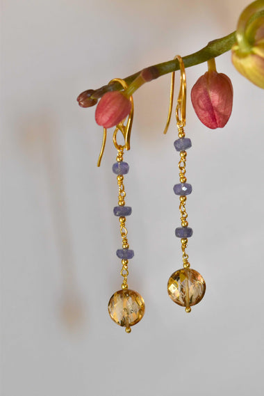 Orecchini pendenti con tanzanite e cristallo di rocca dipinto con oro 24k