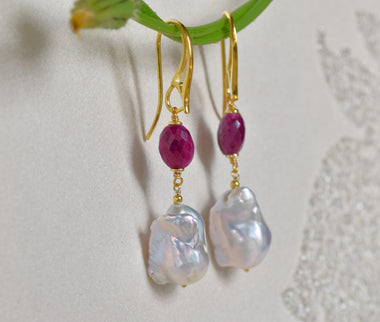 Orecchini pendenti donna con perle barocche e rubini