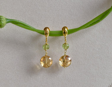Orecchini pendenti in argento 925 con peridoto e quarzo citrino dipinto con oro 24k