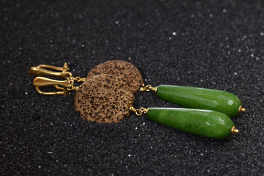 Orecchini pendenti in argento con pietra lavica dipinta oro 24k e giada