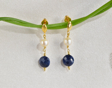 Orecchini pendenti in argento con perle Akoya e zaffiri