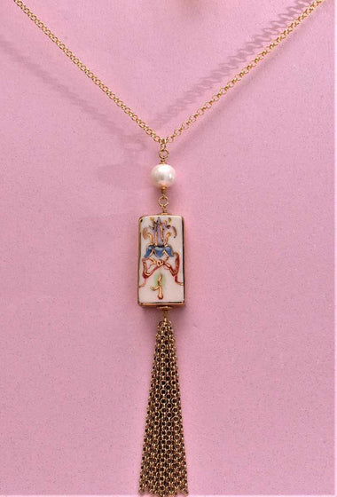 Collana lunga in argento placcato oro, con ceramica dipinta a mano oro puro 24k a terzo fuoco e perla naturale.