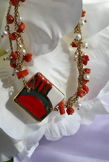 Bracciale con corallo, perle e ceramica dipinta a mano oro 24k