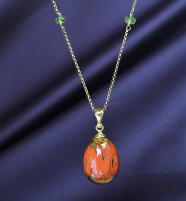 Collana in argento con il pendente in ceramica dipinta oro 24k e peridoto