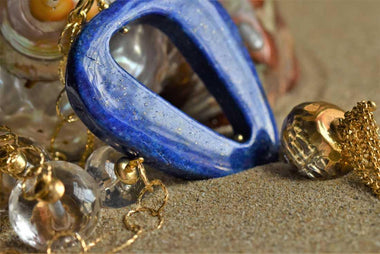 Collana lunga con lapislazzuli e cristallo di rocca dipinto oro 24k