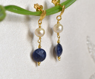 Orecchini pendenti in argento con perle Akoya e zaffiri