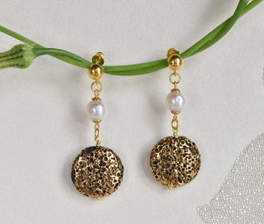 Orecchini pendenti in argento e pietra lavica dipinta con oro 24k e perla