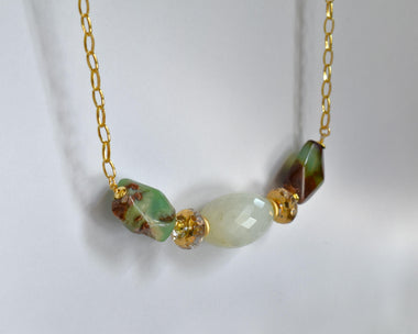 Girocollo con opale, crisoprasio e cristallo di rocca dipinto a mano con oro 24k