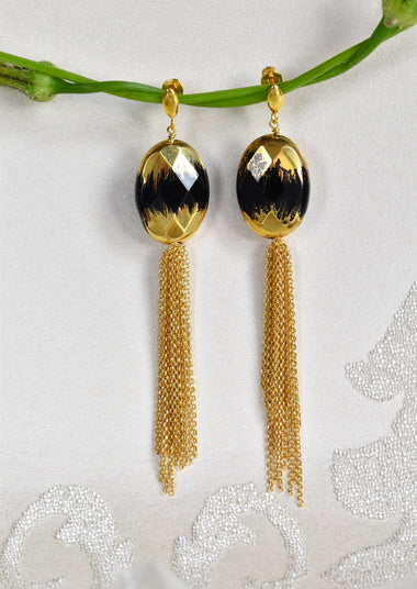 Orecchini lunghi in argento con nappa e onice dipinto oro 24k