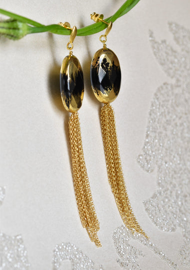 Orecchini lunghi in argento con nappa e onice dipinto oro 24k