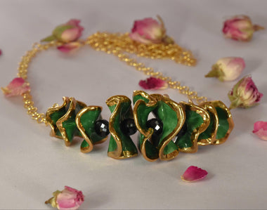 Collana con spinello e ruches in ceramica dipinta oro 24k