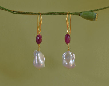 Orecchini pendenti donna con perle barocche e rubini