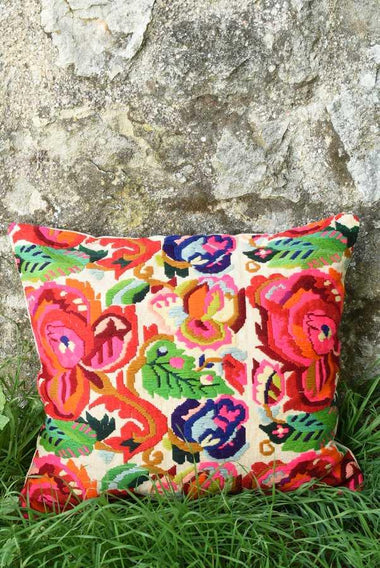 Cuscino in puro lino fatto a telaio e ricamato a mano con lana