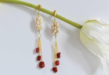 Orecchini pendenti corallo e foglia oro zecchino