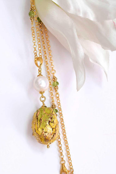 Collana con peridoto, perla e ceramica dipinta oro 24k