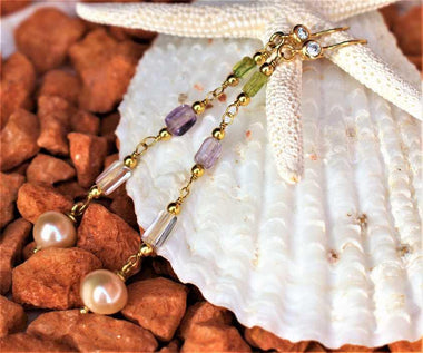 Orecchini con peridoto, ametista, cristallo di rocca e perla naturale