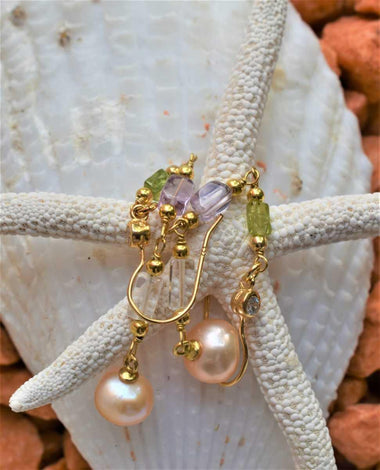 Orecchini con peridoto, ametista, cristallo di rocca e perla naturale