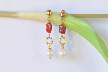 Orecchini pendenti perle e corallo