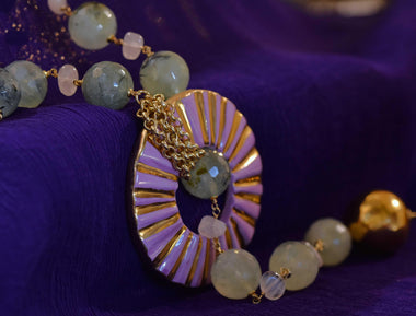 Collana lunga con prehnite e ceramica dipinta con oro 24k