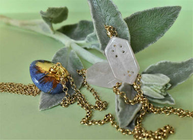 Collana lunga con ceramica dipinta oro 24k e quarzo