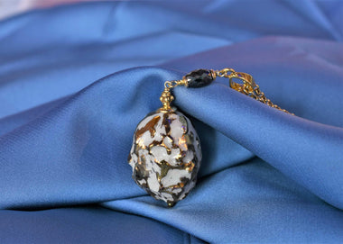 Collana con diamante nero e ceramica dipinta a mano oro 24k a terzo fuoco