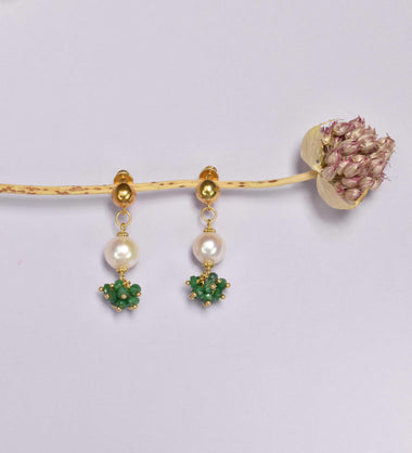 Orecchini pendenti con smeraldi e perle