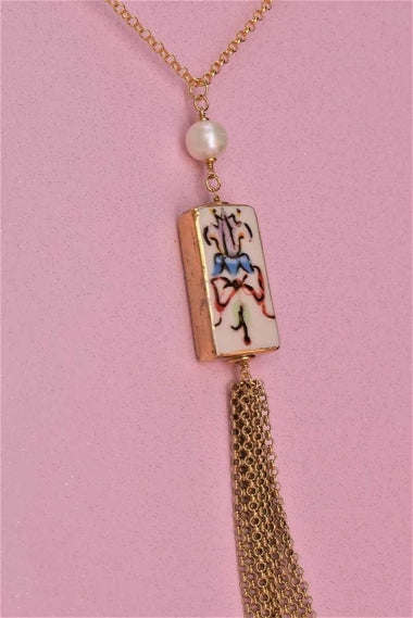 Collana lunga con ceramica dipinta a mano con oro a terzo fuoco e perla