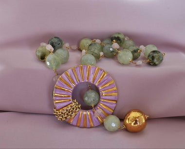 Collana lunga con prehnite e ceramica dipinta con oro 24k