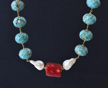 Girocollo con perle barocche, corallo bambù e Howlite color turchese 2