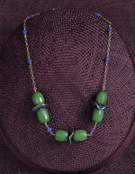 Girocollo con tanzanite, giada e ruches in ceramica dipinta con oro 24k