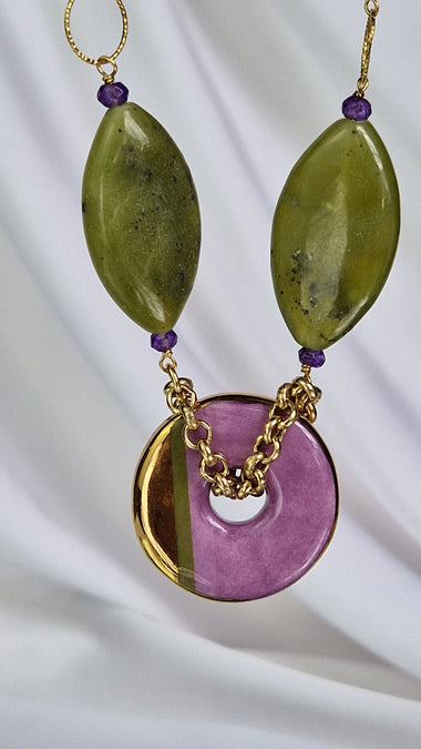 Girocollo con ametista, giada e ceramica dipinta oro 24k