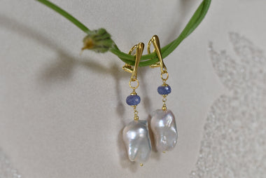 Orecchini pendenti con perle barocche e tanzanite