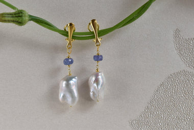 Orecchini pendenti con perle barocche e tanzanite