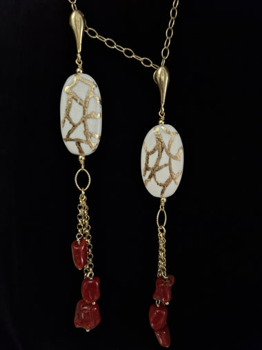 Orecchini pendenti con corallo e foglia oro zecchino