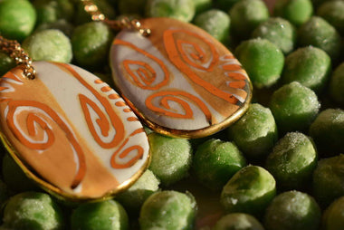 Orecchini in ceramica dipinta a oro 24k a terzo fuoco