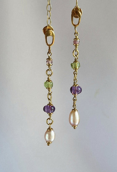 Orecchini a perno con perle, peridoto e ametista