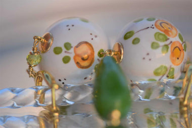 Orecchini pendenti in maiolica, giada e peridoto