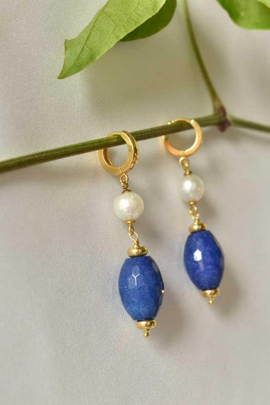 Orecchini pendenti con giada e perle