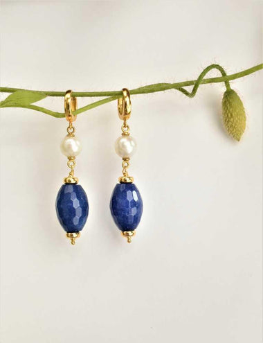 Orecchini pendenti con giada e perle