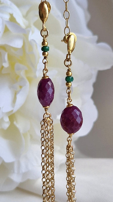 Orecchini lunghi a nappa con rubino e smeraldo