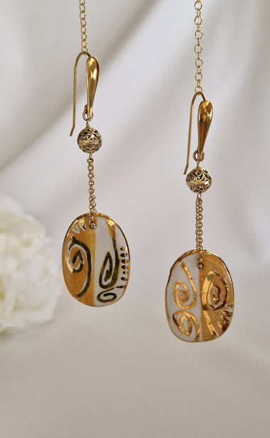 Orecchini pendenti con ceramica dipinta a oro 24k a terzo fuoco