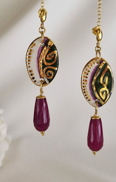 Orecchini pendenti con giada e ceramica dipinta a mano oro zecchino