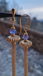 Orecchini lunghi con la tanzanite