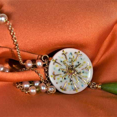 Collana in argento 925 placcato oro 18k con pendente in ceramica dipinta a mano oro 24k, perle e peridoto