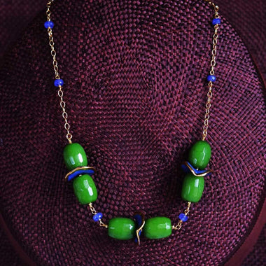 Collana con tanzanite, giada e ruches in ceramica dipinta con oro 24k